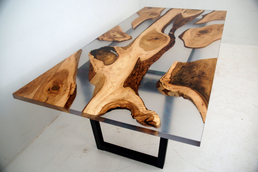 http://Live%20Edge%20Dining%20Table%20With%20Clear%20Resin%201