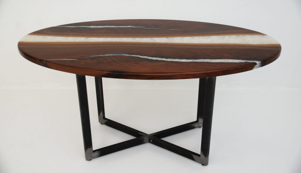 http://Oval%20Walnut%20Table%20With%20White%20Pearl%20Resin%202