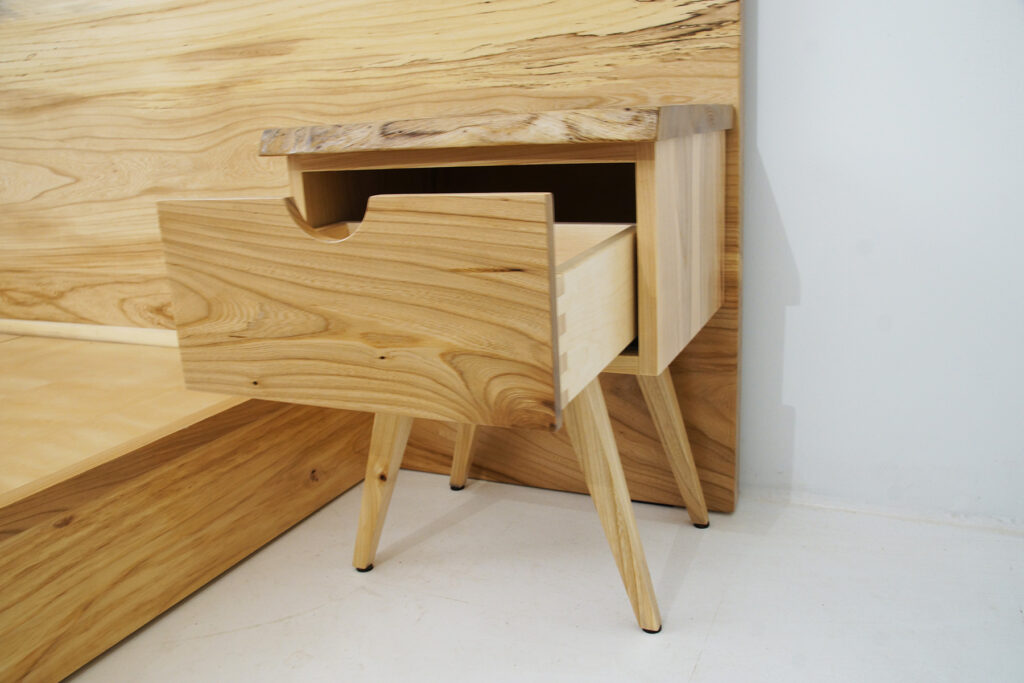 http://Elm%20River%20Platform%20Bed%20And%20Matching%20Nightstands%206