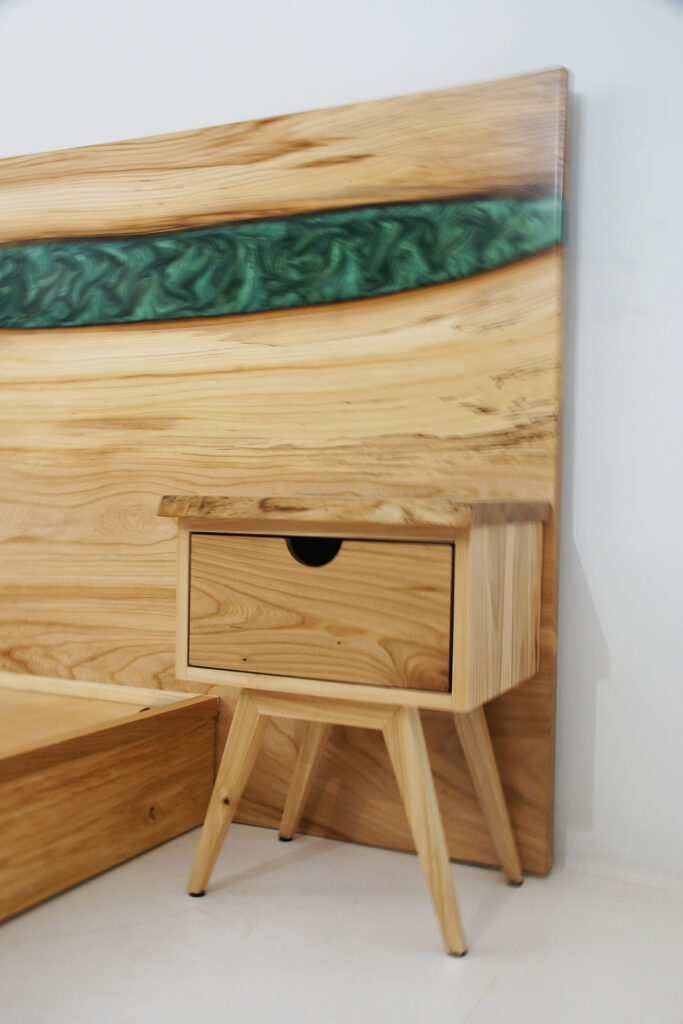 http://Elm%20River%20Platform%20Bed%20And%20Matching%20Nightstands%205