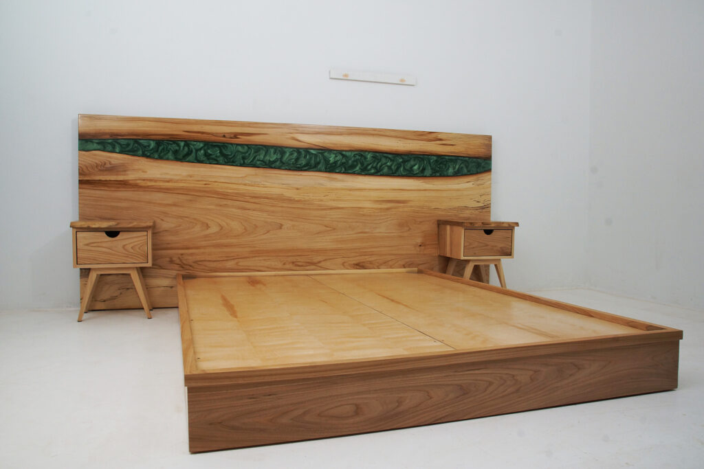 http://Elm%20River%20Platform%20Bed%20And%20Matching%20Nightstands%203