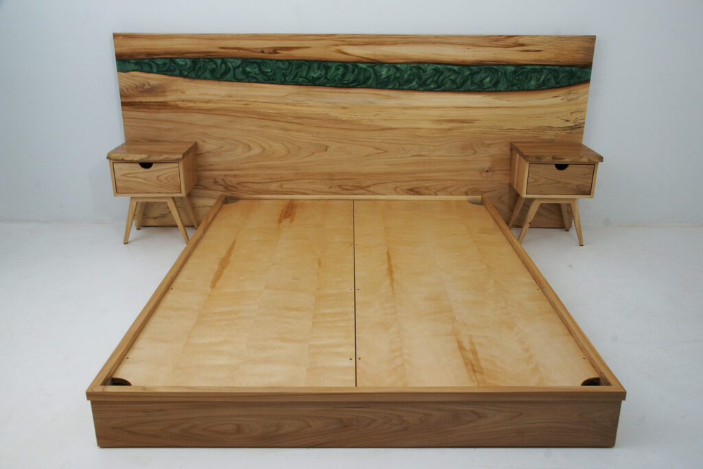 http://Elm%20River%20Platform%20Bed%20And%20Matching%20Nightstands%201