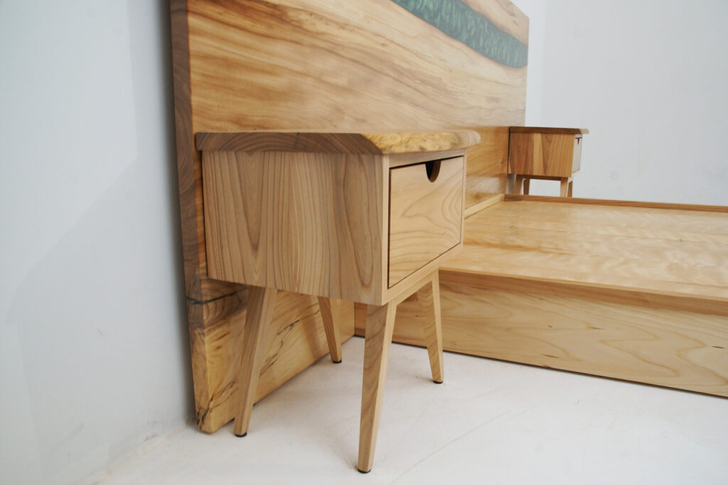 http://Elm%20River%20Platform%20Bed%20And%20Matching%20Nightstands%2010