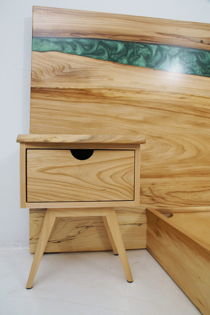http://Elm%20River%20Platform%20Bed%20And%20Matching%20Nightstands%209