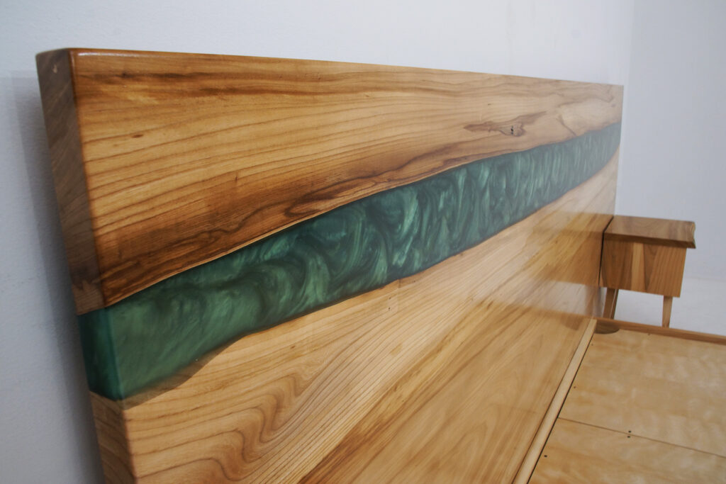 http://Elm%20River%20Platform%20Bed%20And%20Matching%20Nightstands%208