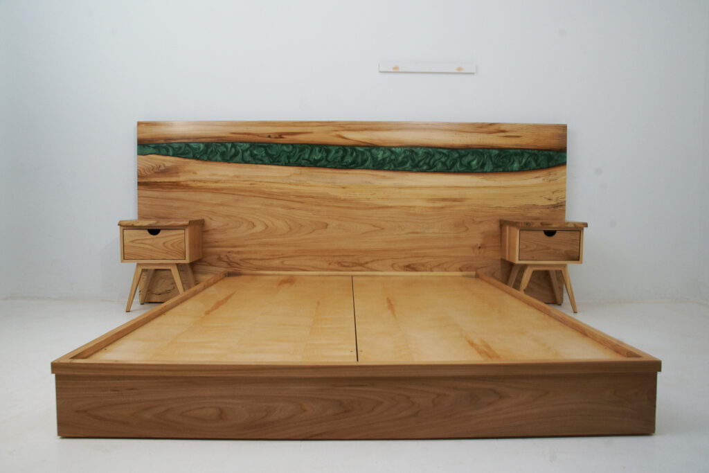 http://Elm%20River%20Platform%20Bed%20And%20Matching%20Nightstands%202
