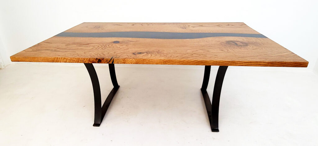 http://Live%20Edge%20Epoxy%20&%20Oak%20River%20Dining%20Table%204