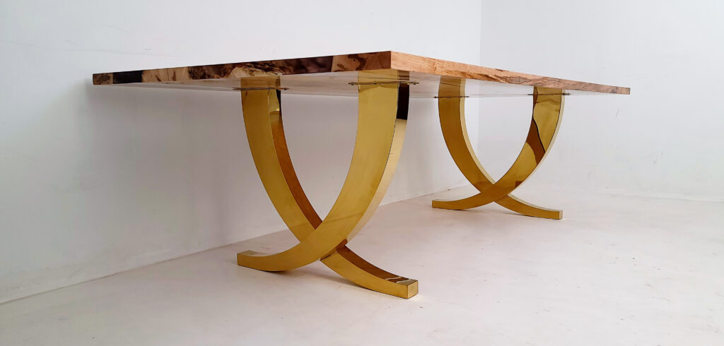 http://Epoxy%20Dining%20Table%20with%20Clear%20Resin%205
