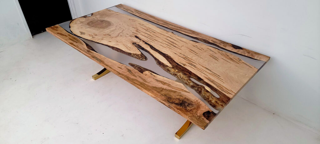 http://Epoxy%20Dining%20Table%20with%20Clear%20Resin%204