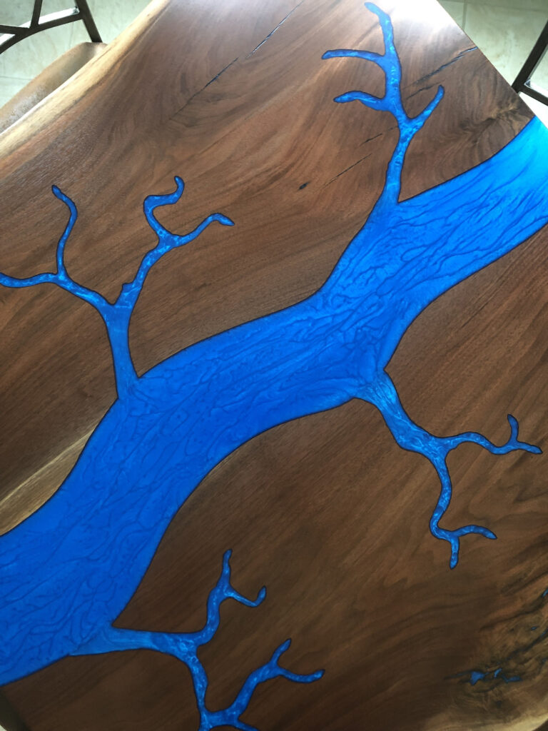 http://Live%20Edge%20Kitchen%20Table%20With%20Manmade%20Lake%20Carving%204