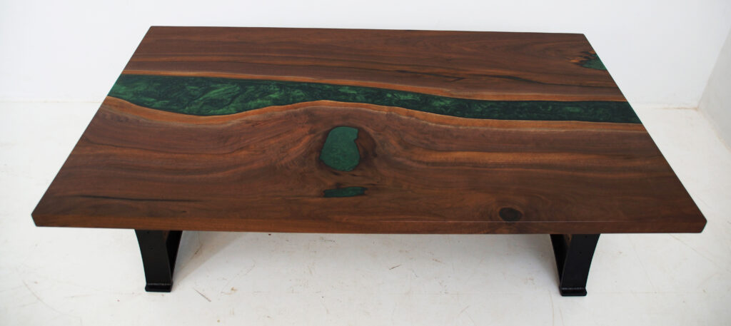 http://LED%20Lit%20Coffee%20Table%20With%20Green%20Resin%206