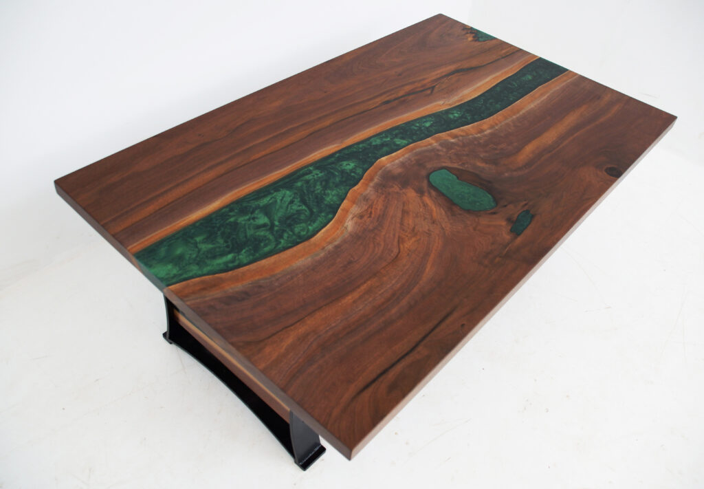 http://LED%20Lit%20Coffee%20Table%20With%20Green%20Resin%203