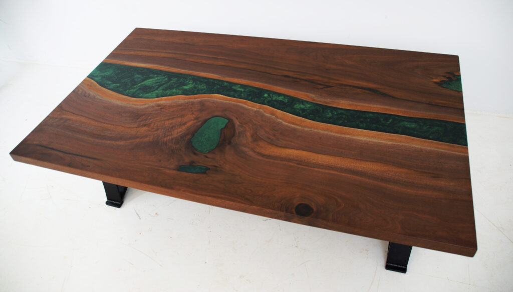 http://LED%20Lit%20Coffee%20Table%20With%20Green%20Resin%202