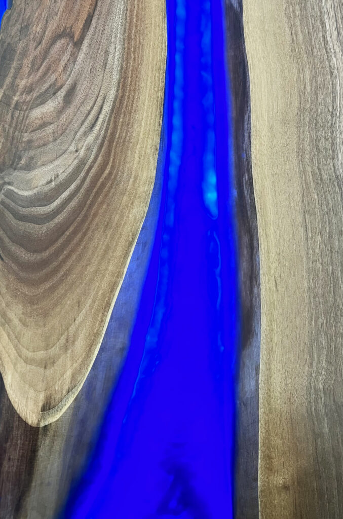 http://Deep%20Blue%20Epoxy%20&%20Walnut%20Sofa%20Table%20With%20LED%20Lights%208