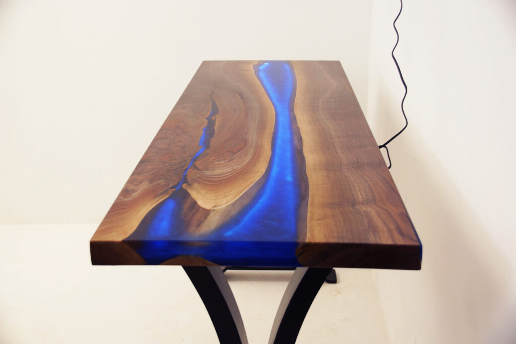 http://Deep%20Blue%20Epoxy%20&%20Walnut%20Sofa%20Table%20With%20LED%20Lights%206