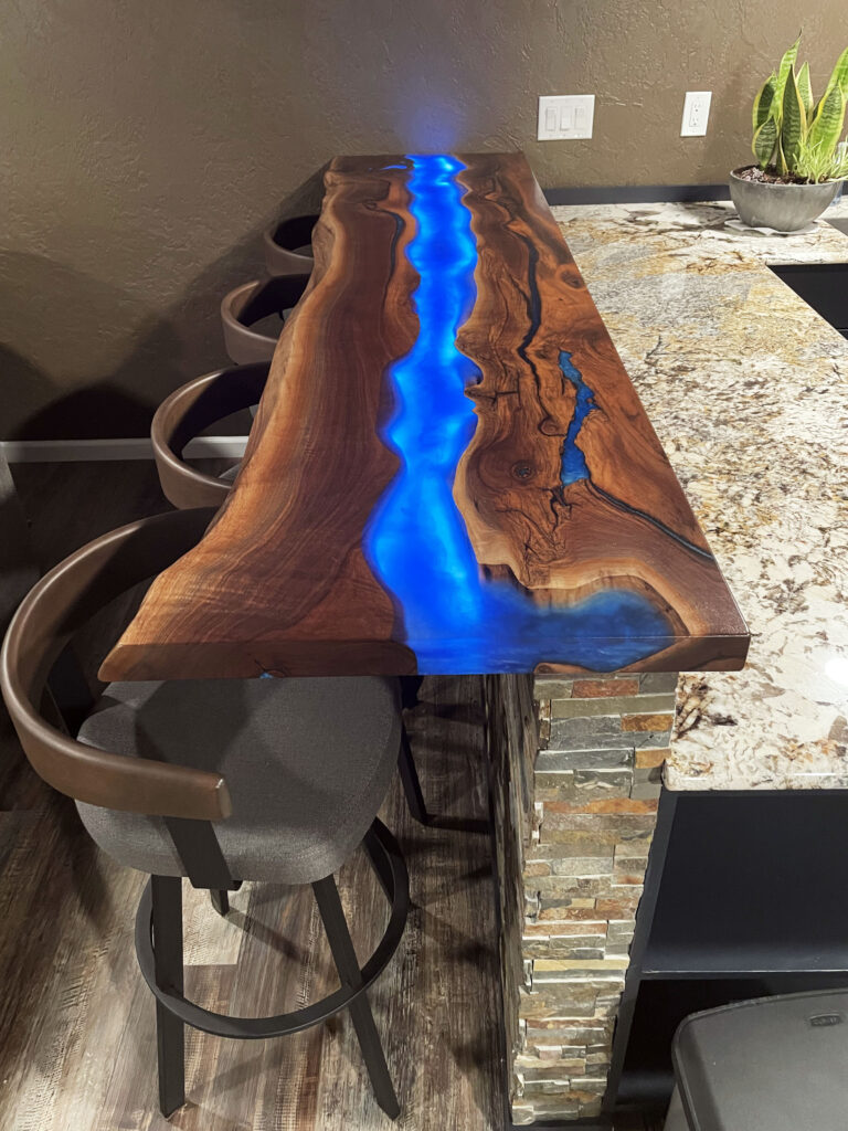 http://Live%20Edge%20Walnut%20Countertop%20With%20LED%20Lights%20&%20Blue%20Epoxy%203