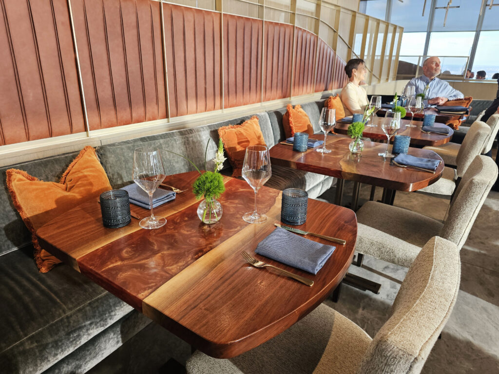 http://Walnut%20River%20Dining%20Tables%20For%20New%20York%20City%20Restaurant%201