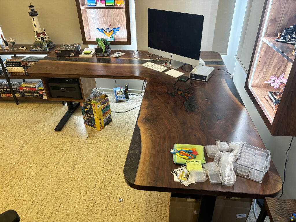http://Black%20&%20Gold%20Epoxy%20Walnut%20Corner%20Desk%205